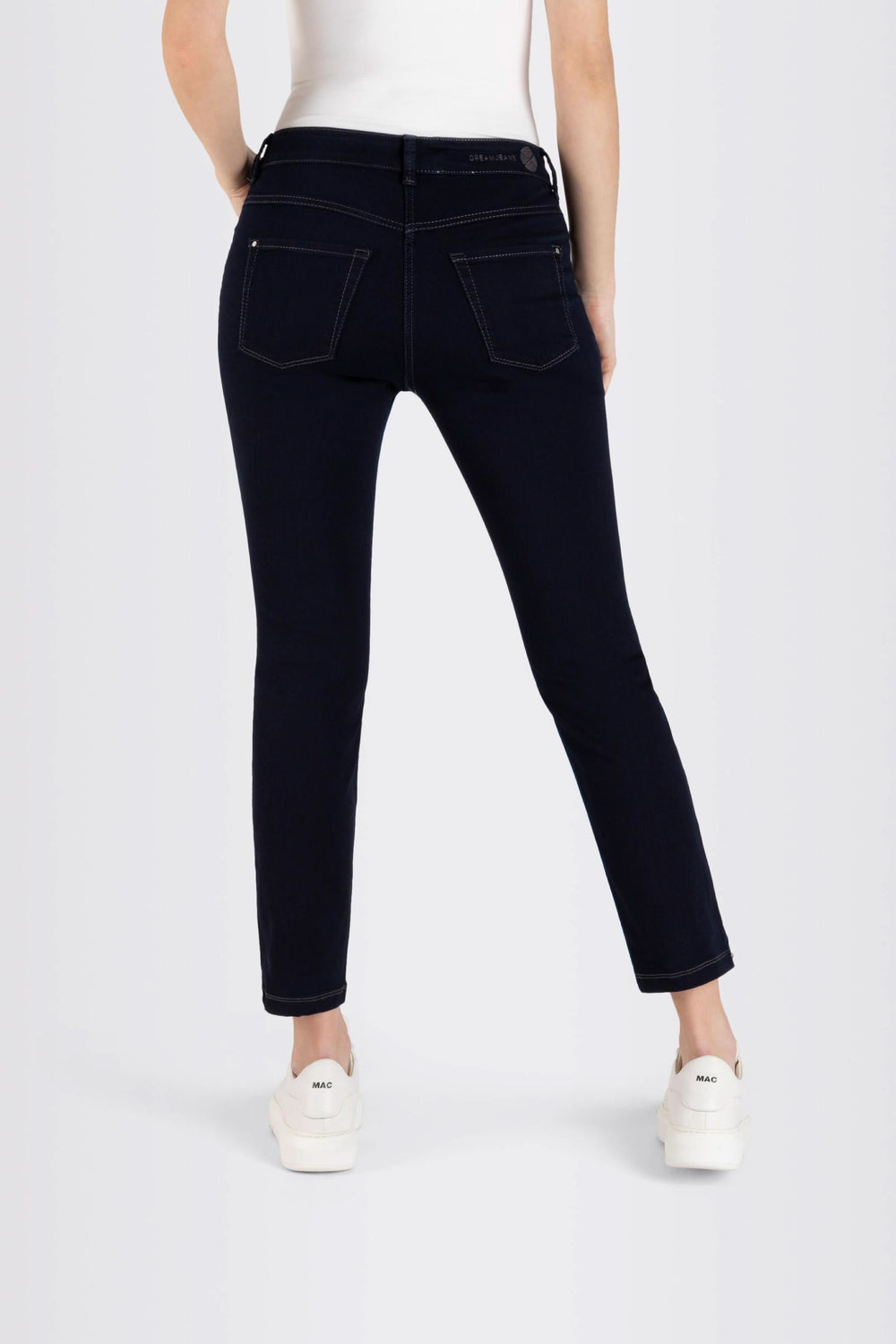 Jeans coupe ajustée longueur 7/8, tissu extensible, vu de dos, avec détails de surpiqûres et poches, idéal pour un look casual chic.