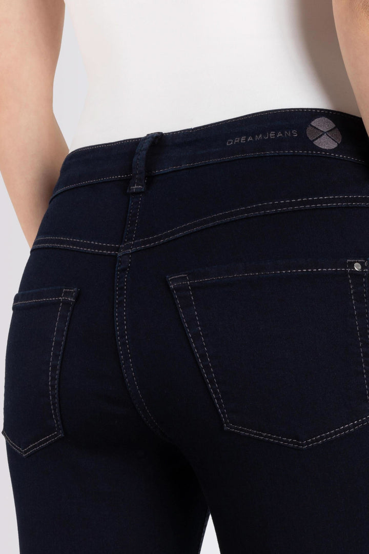 Jeans coupe ajustée avec surpiqûres contrastantes, taille régulière et poches arrière visibles.