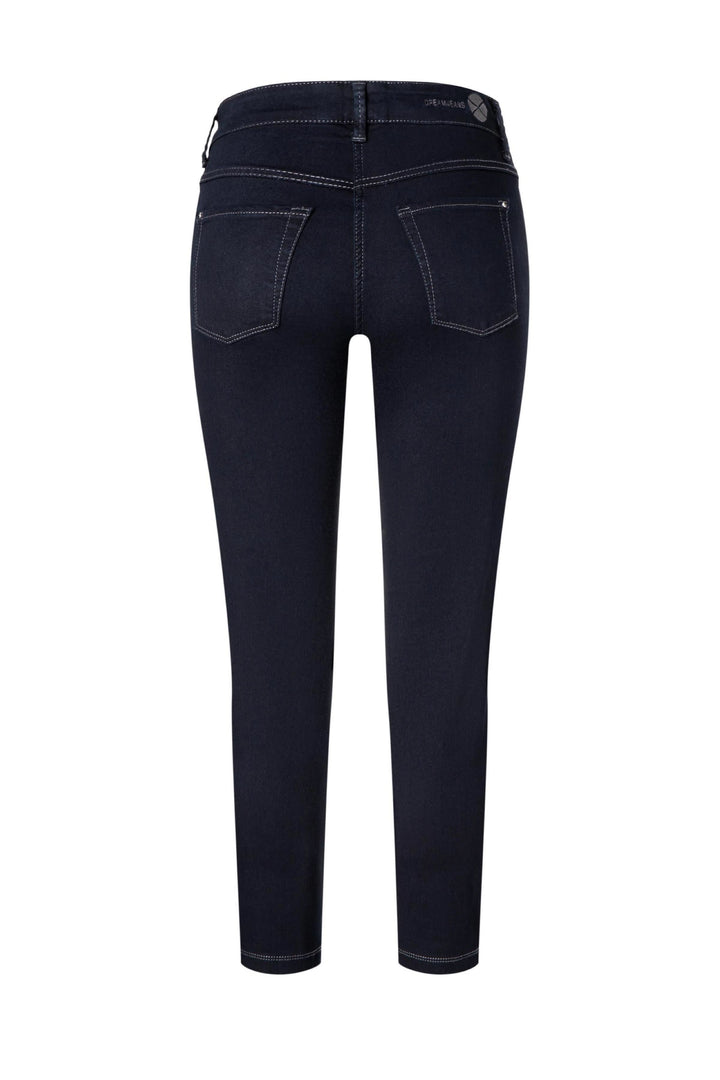 Jeans coupe ajustée bleu foncé avec surpiqûres contrastantes, longueur 7/8 dévoilant la cheville, deux poches arrière visibles.