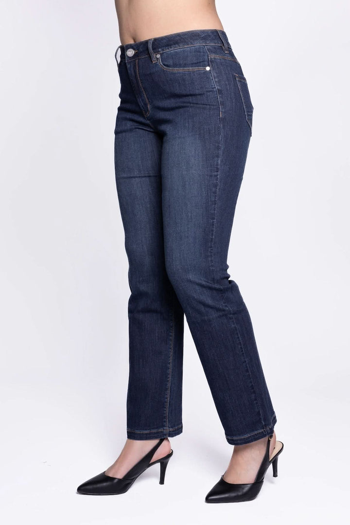 Jeans à coupe droite en denim extensible pour silhouette moderne, taille mi-haute, améliorant le confort et le style chic polyvalent.