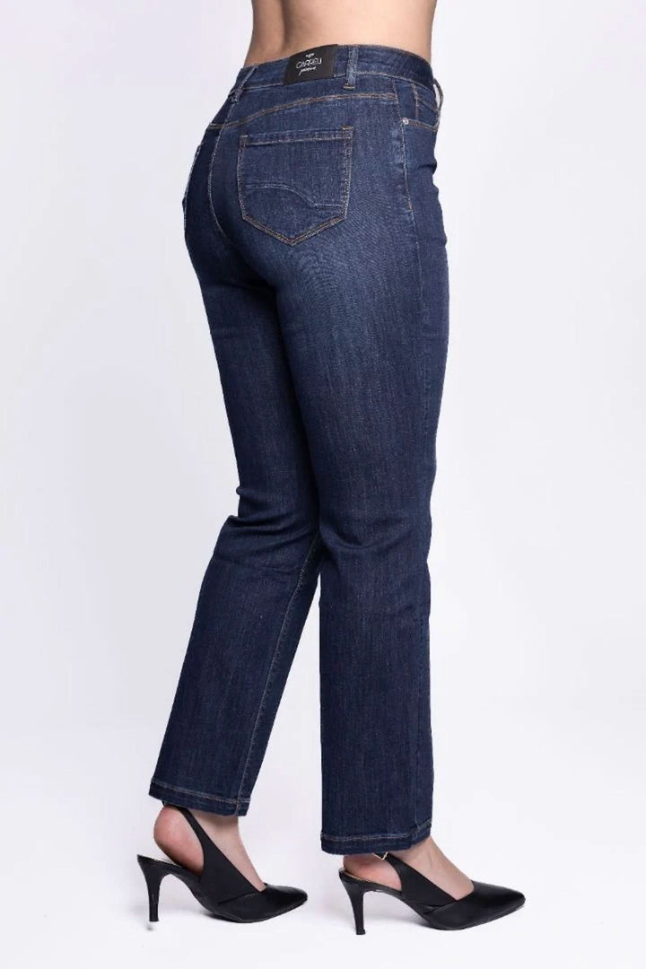 Jeans à coupe droite pour femme, taille mi-haute, denim extensible, vue arrière, avec talons élégants, look chic et moderne