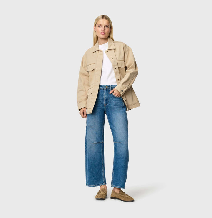 Jeans décontracté OHIO avec coupe droite moderne et surpiqûres discrètes, idéal pour un look confortable et stylé.