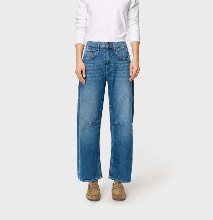 Jeans décontracté OHIO pour un look moderne et confortable, coupe droite et surpiqûres aux genoux. Décris moi le produit en français.