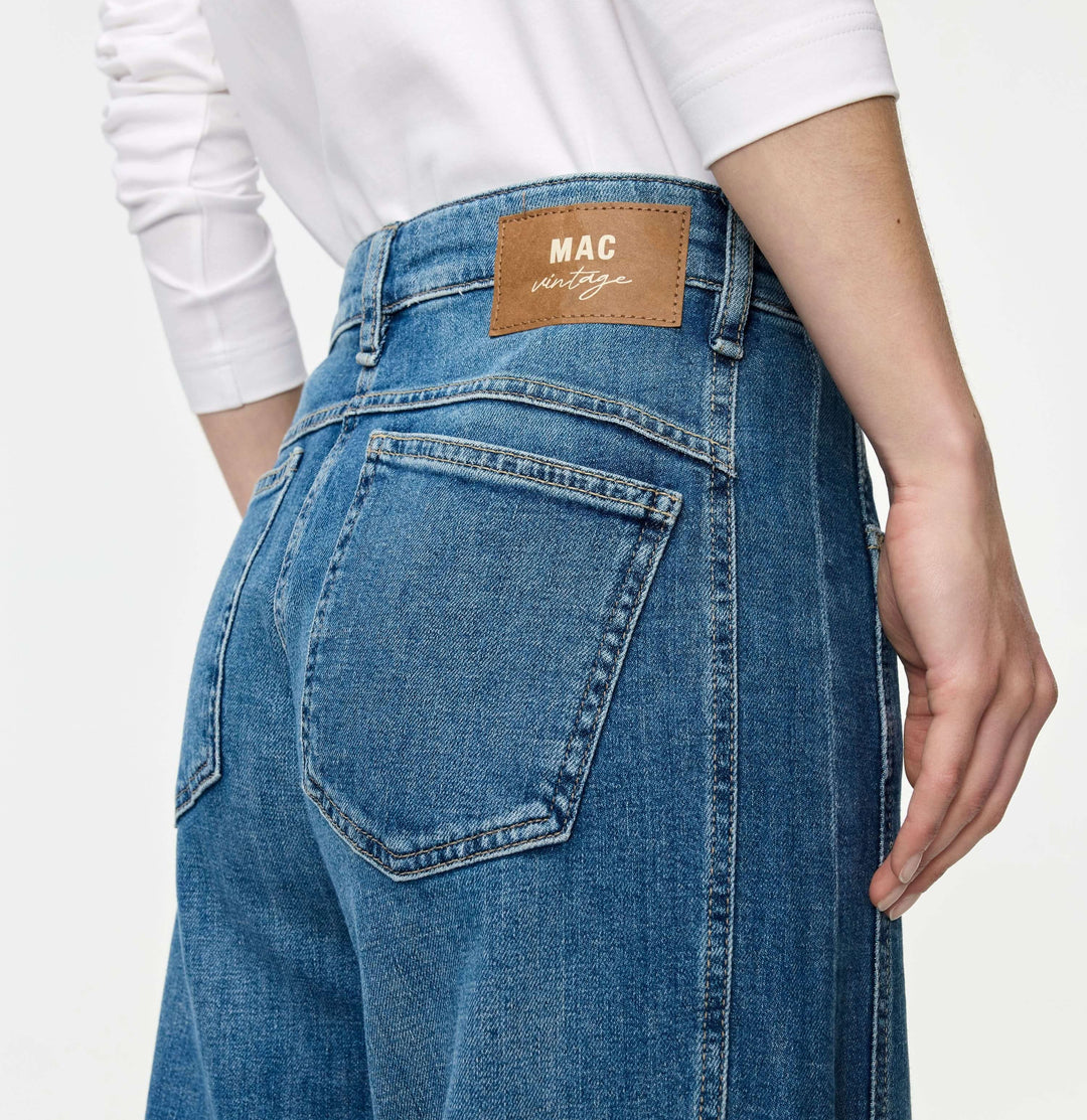 Jeans décontracté OHIO avec surpiqûres modernes et coupe droite pour un style contemporain et confortable, vue arrière.