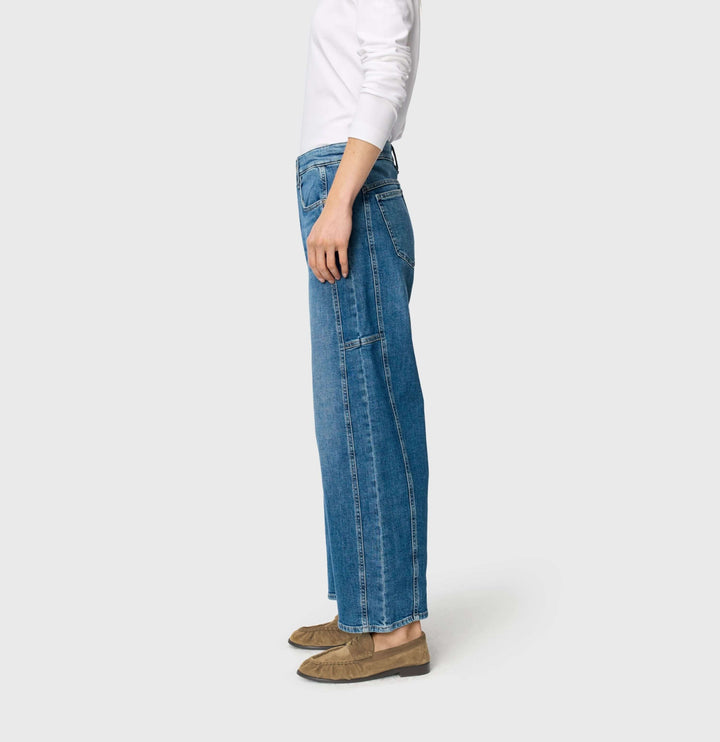 Jeans décontracté OHIO avec coupe droite et surpiqûres modernes, idéal pour un look confortable et contemporain.