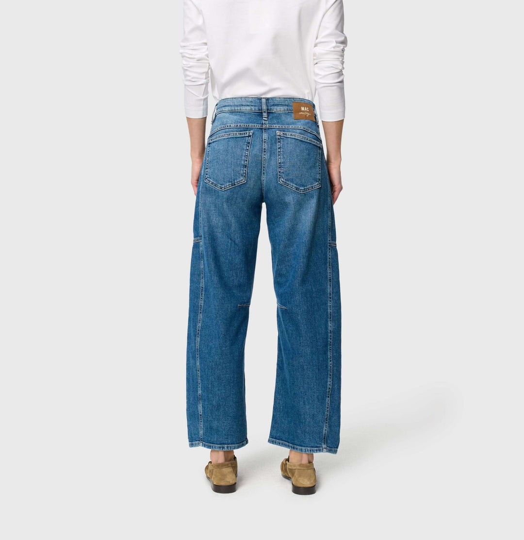 Jeans décontracté OHIO avec coupe droite et détails modernes, vue arrière montrant la silhouette et le tombé naturel.