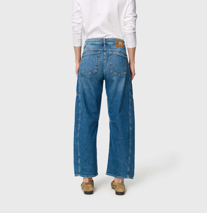 Jeans décontracté OHIO avec coupe droite et détails modernes, vue arrière montrant la silhouette et le tombé naturel.