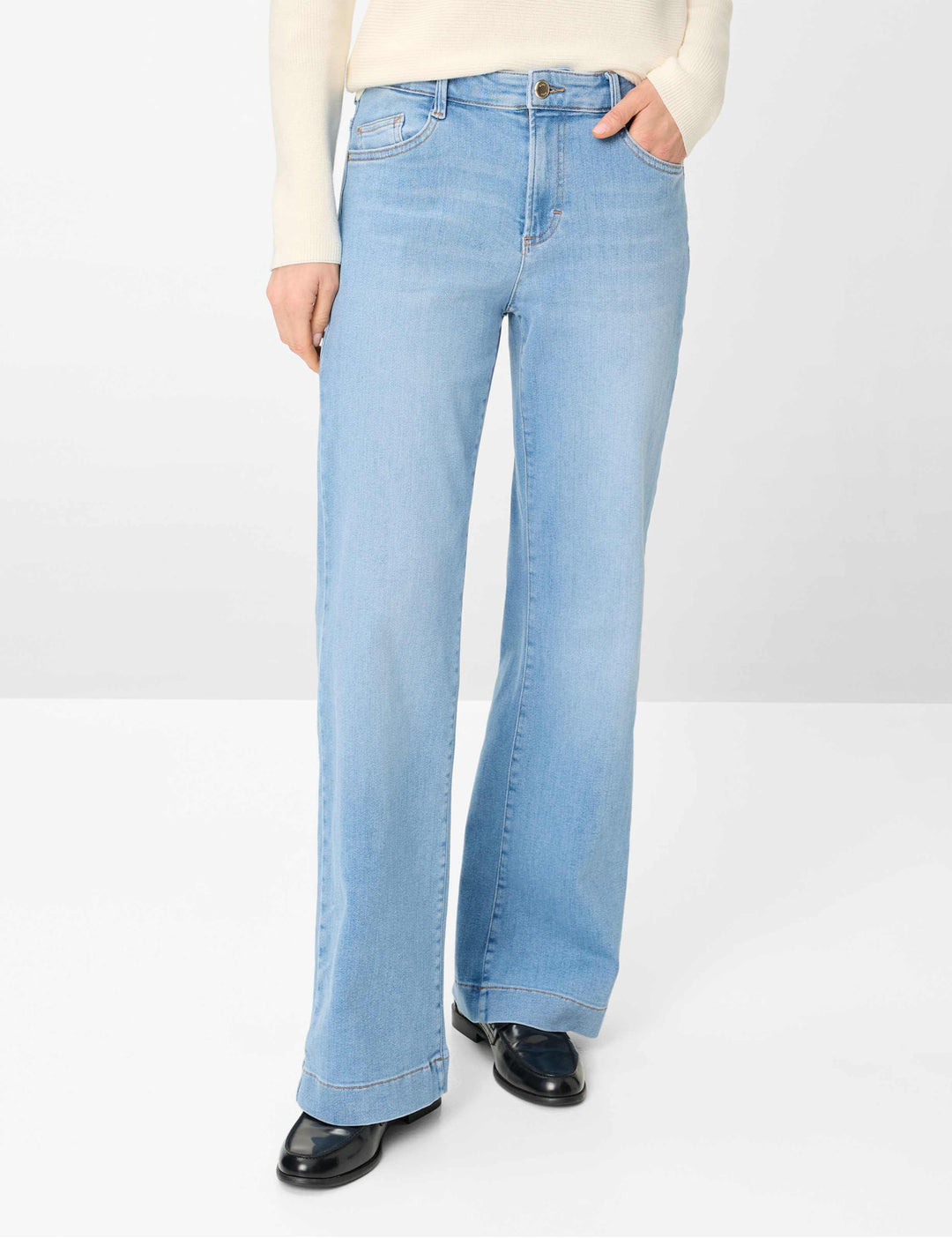 Jeans droit taille haute MAINE bleu clair pour femme, coupe droite et style intemporel, parfait avec un chandail ajusté ou une blouse fluide.