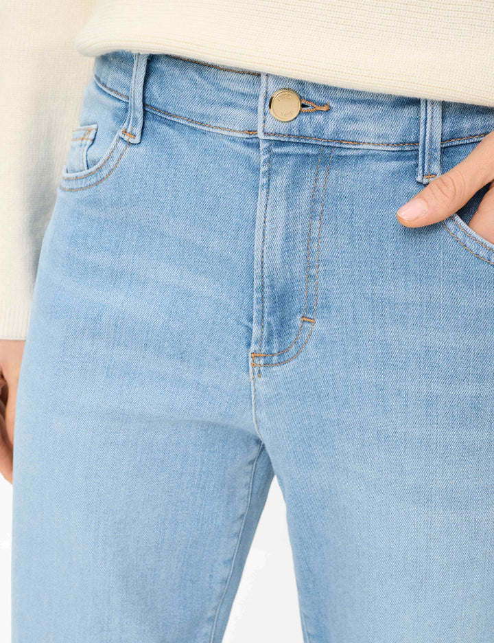 Jeans droit taille haute MAINE avec coupe droite classique et détails de fermeture boutonnée pour un style intemporel.