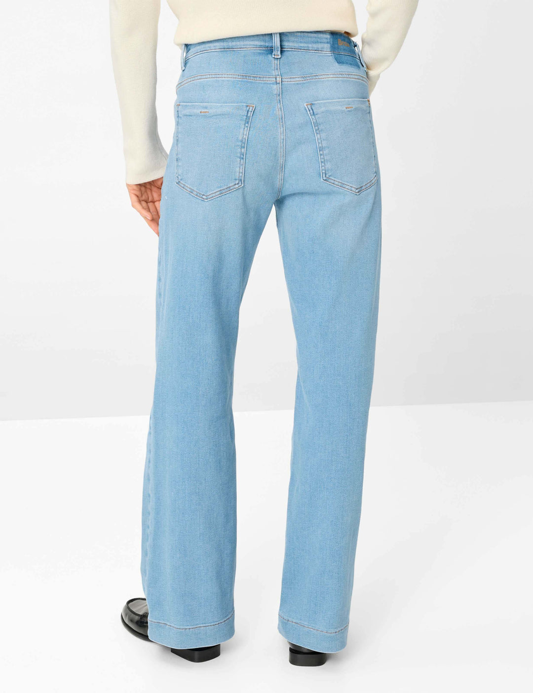 Jeans droit taille haute MAINE en denim bleu clair, coupe droite et taille haute pour une allure intemporelle et confortable.