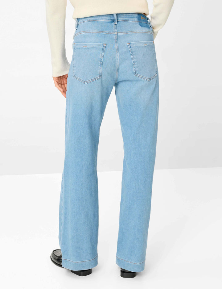 Jeans droit taille haute MAINE en denim bleu clair, coupe droite et taille haute pour une allure intemporelle et confortable.