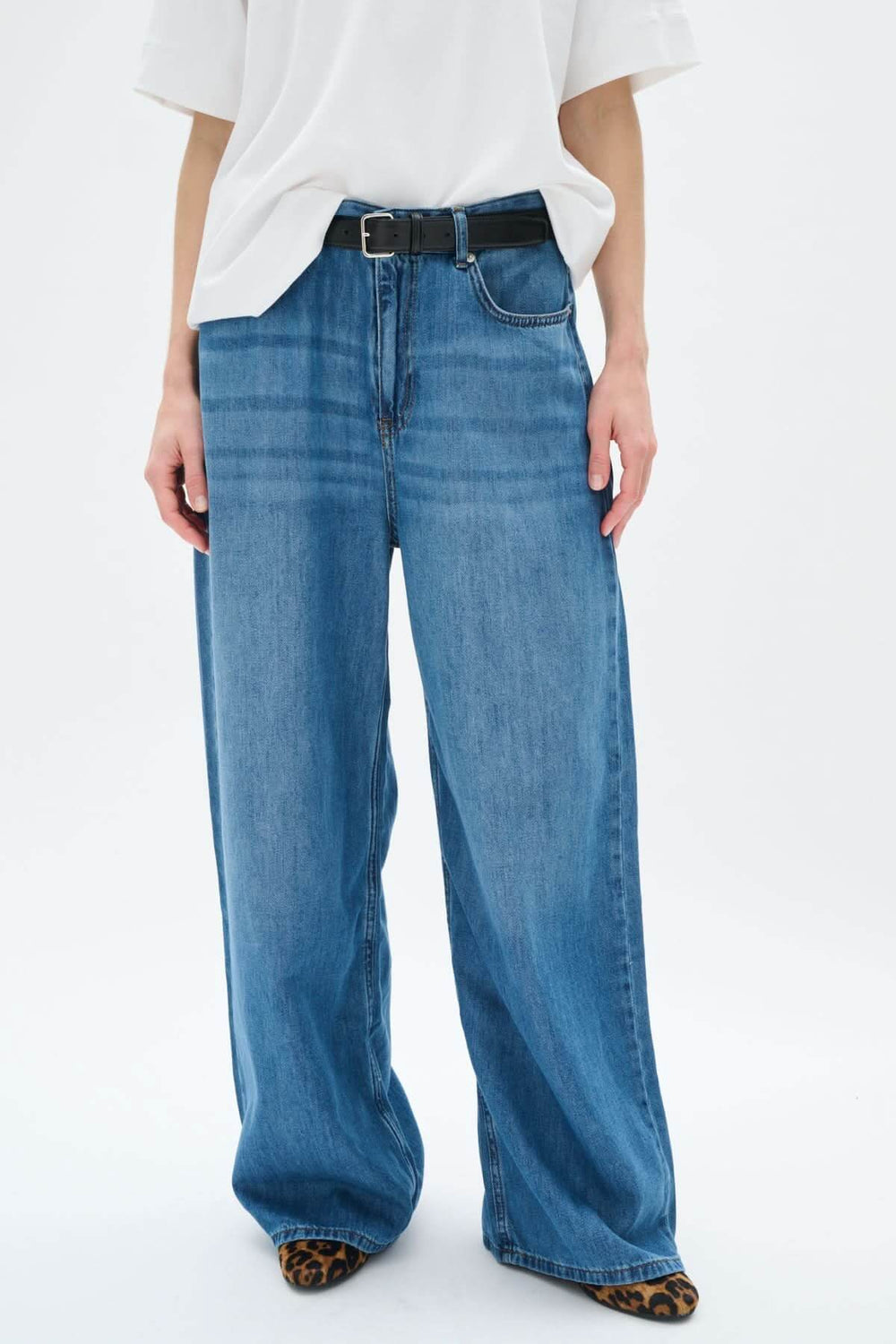 Jeans larges Sophia en denim avec ceinture, coupe ample et moderne, taille mi-haute, finition soignée.