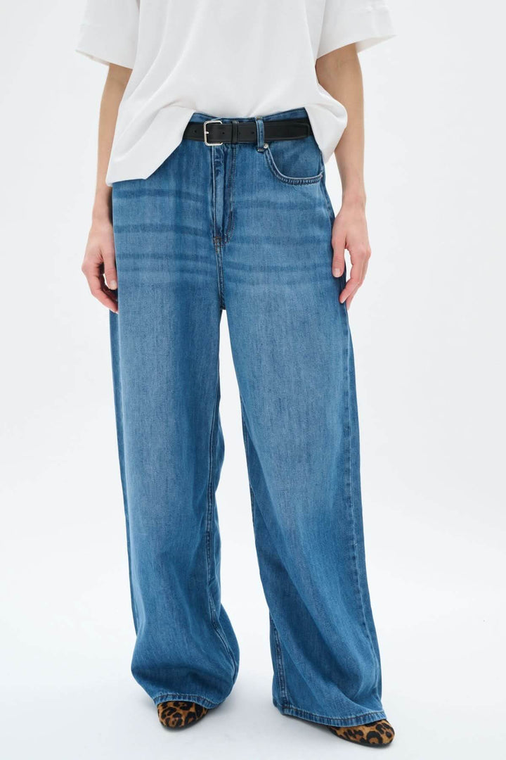 Jeans larges Sophia en denim avec ceinture, coupe ample et moderne, taille mi-haute, finition soignée.
