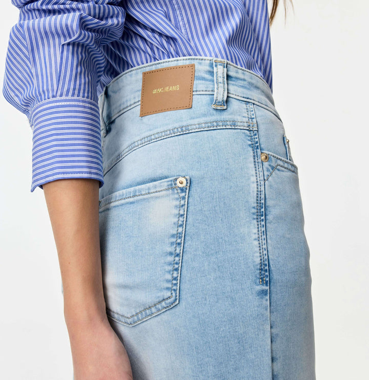 Jeans léger Dream wide cropped, vue latérale montrant le tissu léger et la coupe ample avec une chemise à rayures bleues.