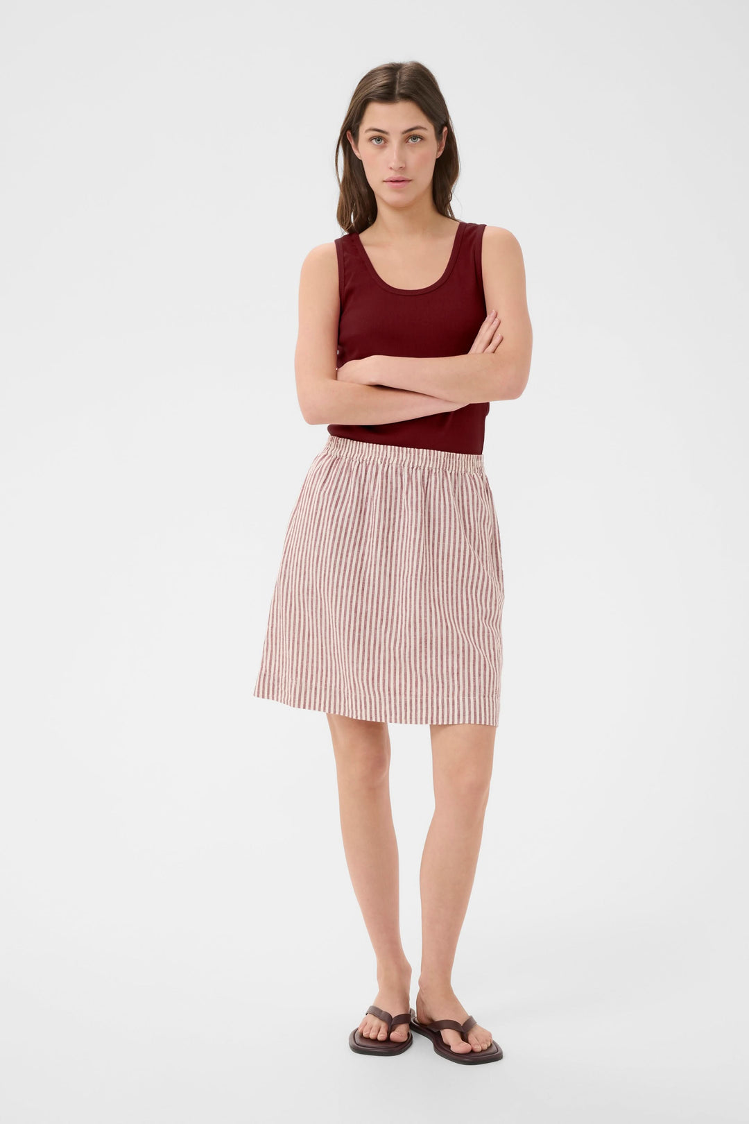 Jupe Birgitt à rayures taille élastiquée portée pour un look estival décontracté.