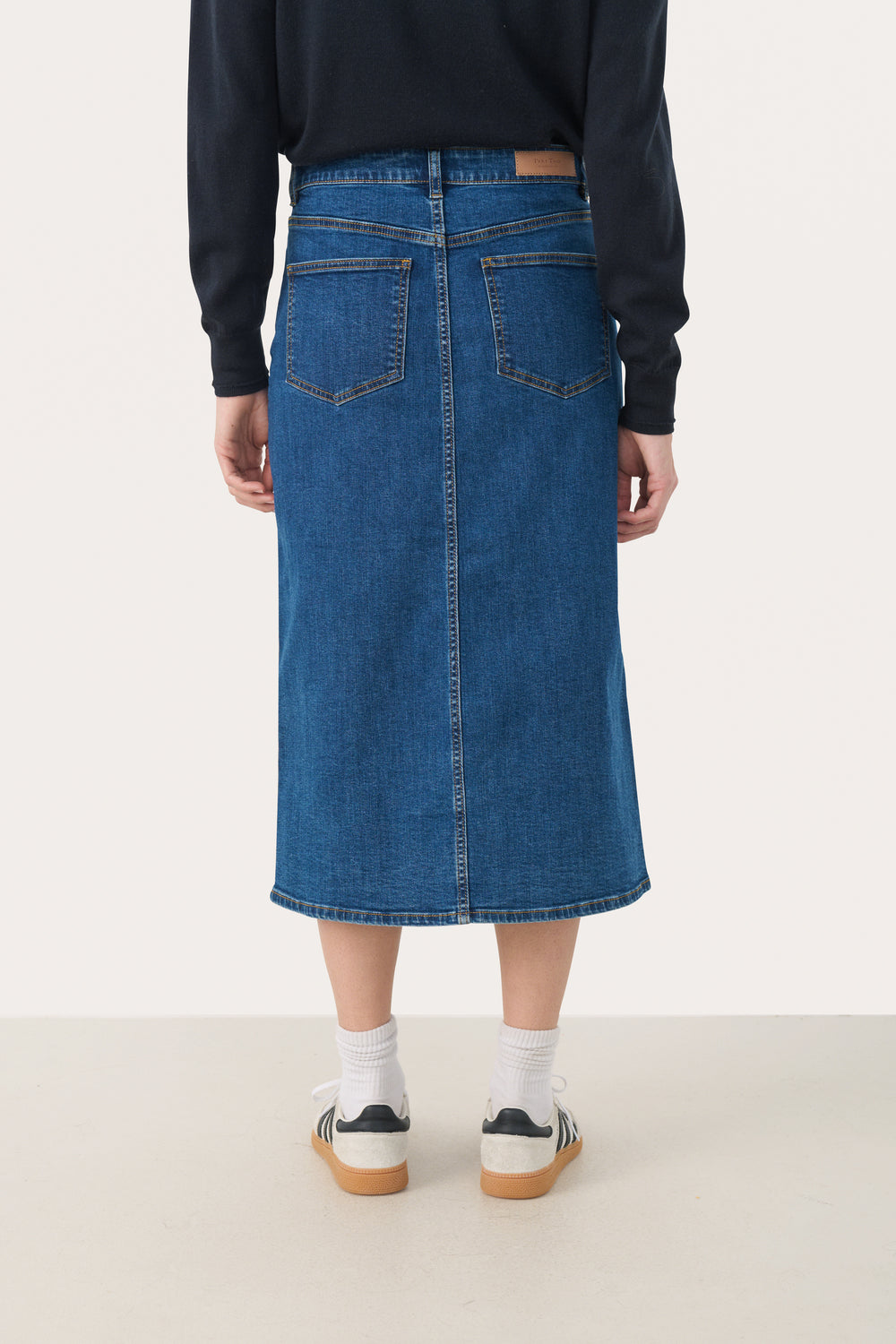 Jupe Dillin en denim, coupe midi avec fente frontale, vue arrière, parfaite pour un style urbain chic.