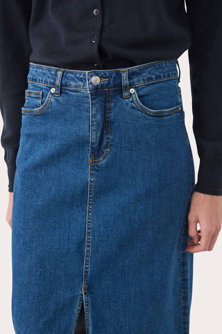 Jupe Dillin en denim bleu avec fente frontale, coupe midi et taille classique, style urbain chic.