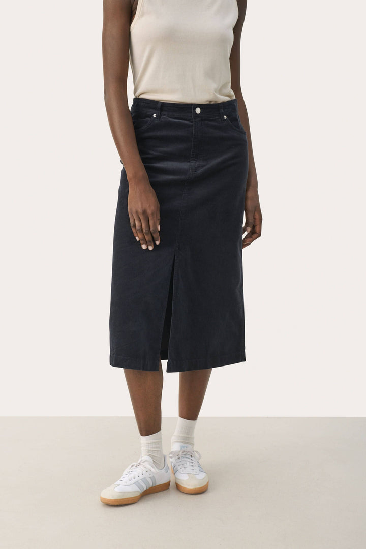 Jupe longue en velours côtelé avec fente, worn casually with a tank top and sneakers, styled for everyday wear.