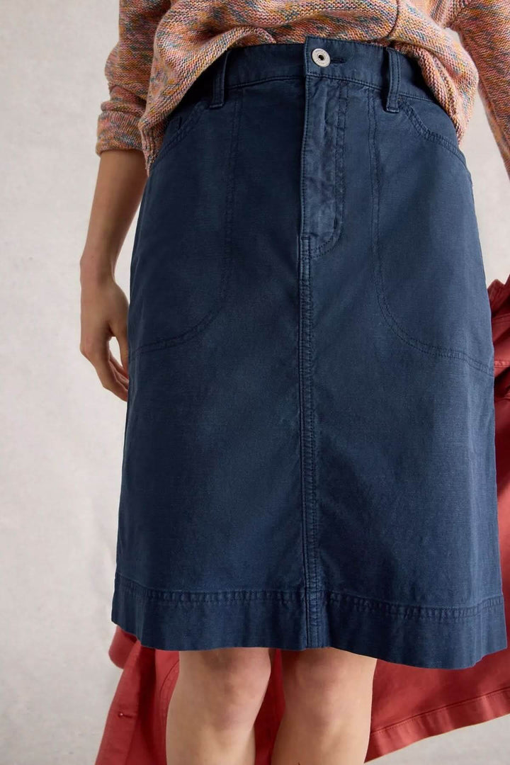 Jupe Tia en denim bleu marine, taille haute et coupe droite, parfaite pour un look moderne et décontracté.