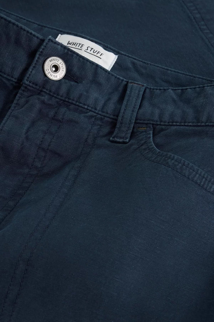 Détail d'un pantalon de la marque White Stuff, mettant en avant la taille et la finition en tissu doux.