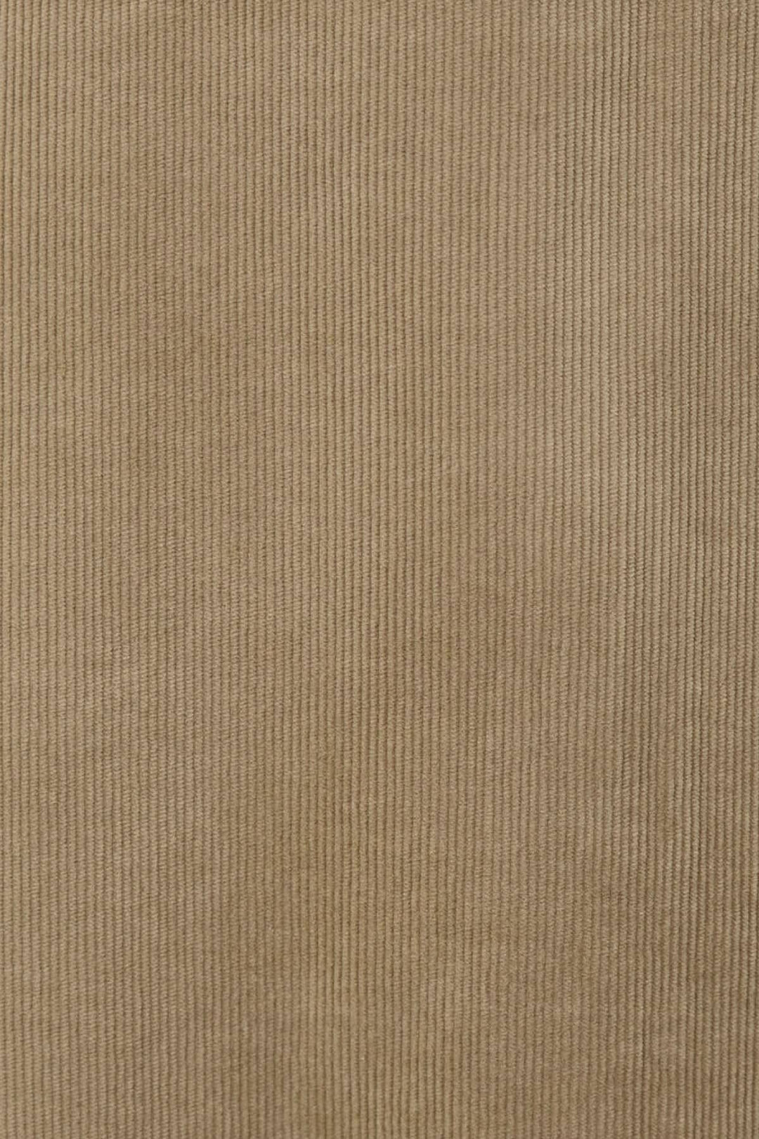 Tissu en velours côtelé souple de couleur beige, texture douce et côtelée, idéal pour des vêtements élégants.