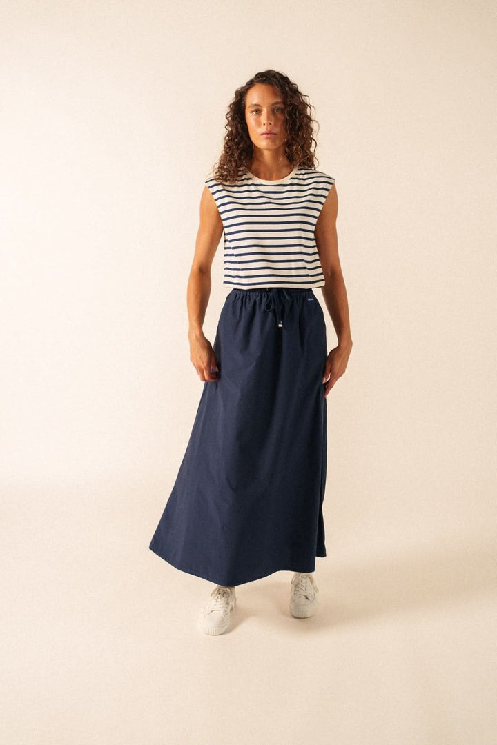 Jupe de coton ALBANE longue, fluide, taille élastique avec cordon, poches latérales, look décontracté chic, couleur bleue.