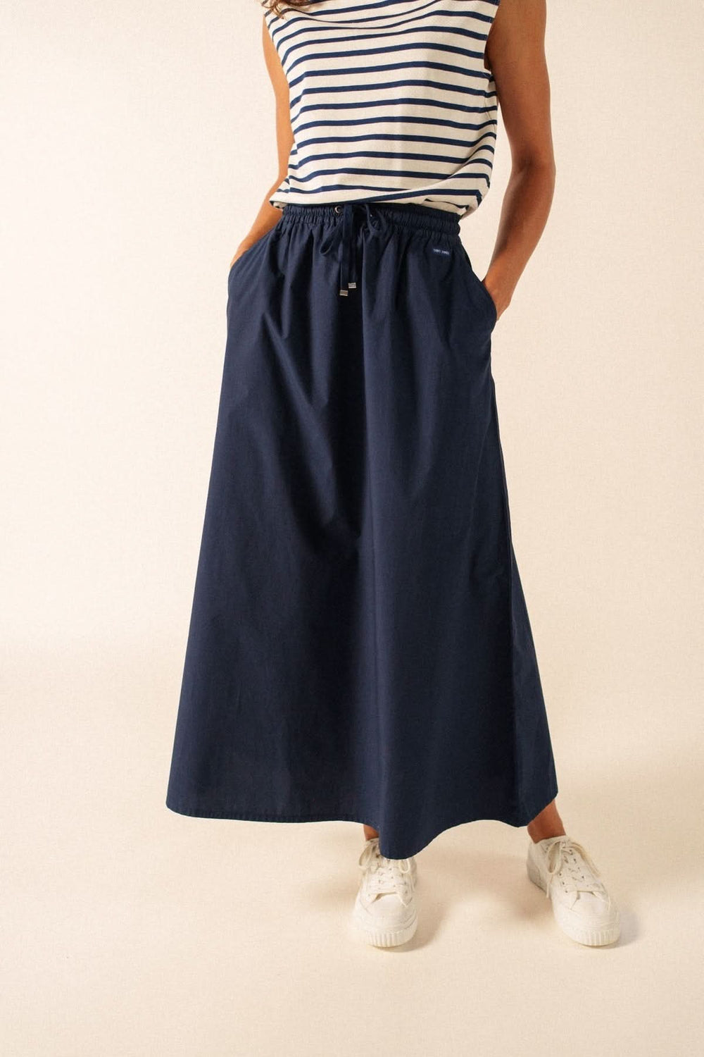 Jupe de coton ALBANE longue bleu marine avec taille élastique et cordon, idéale pour un style décontracté chic au quotidien.