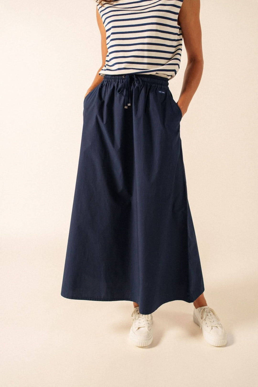 Jupe de coton ALBANE longue bleu marine avec taille élastique et cordon, idéale pour un style décontracté chic au quotidien.