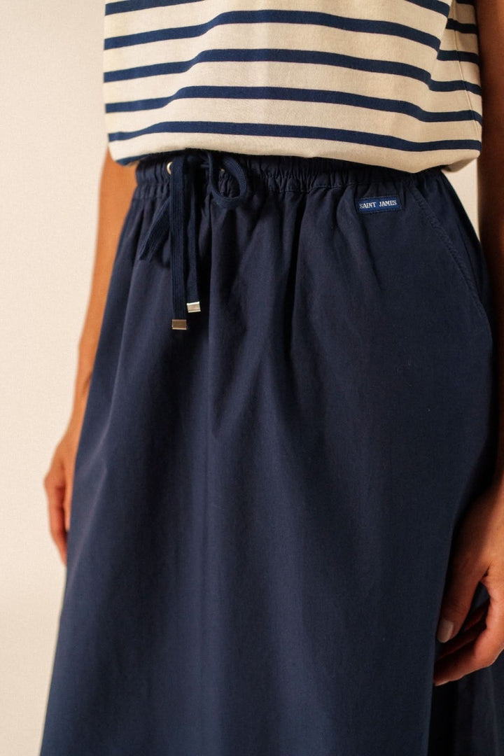 Jupe de coton ALBANE avec taille élastique et cordon, offrant une coupe longue fluide idéale pour un style décontracté chic.