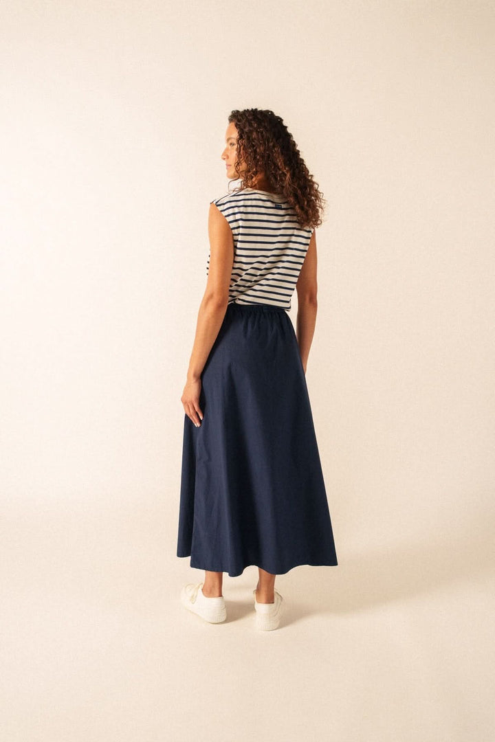 Jupe de coton ALBANE longue bleu marine avec taille élastique et cordon, idéale pour style décontracté chic, vue arrière.