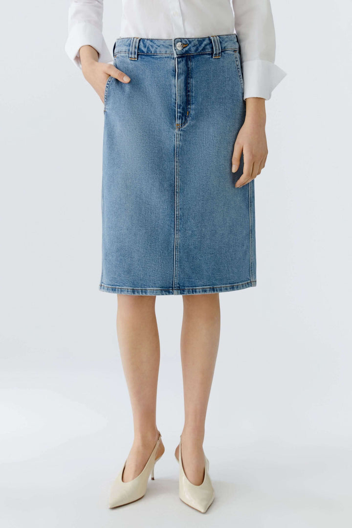 Jupe en denim classique avec coupe droite et longueur au genou, parfaite pour une tenue élégante et confortable. Description en français.