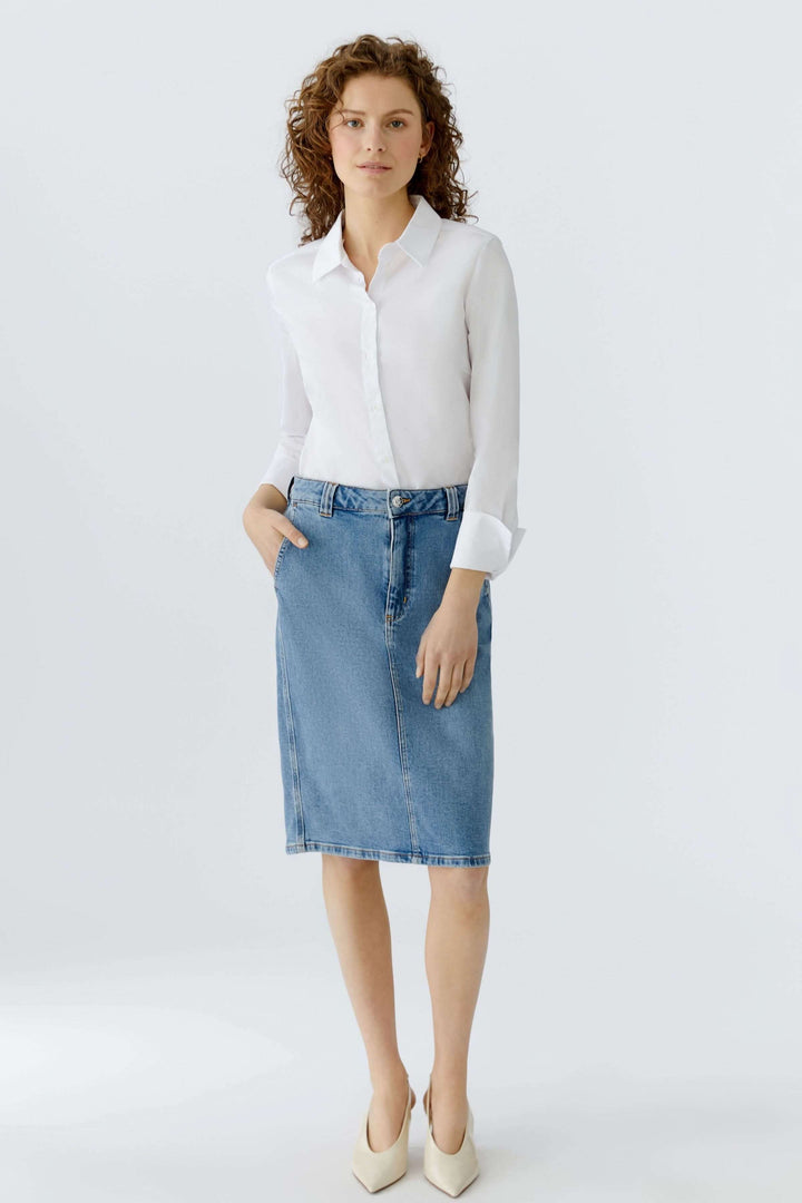 Jupe en denim classique sur mannequin, coupe droite, longueur au genou, style versatile et élégant, facile à intégrer au quotidien.