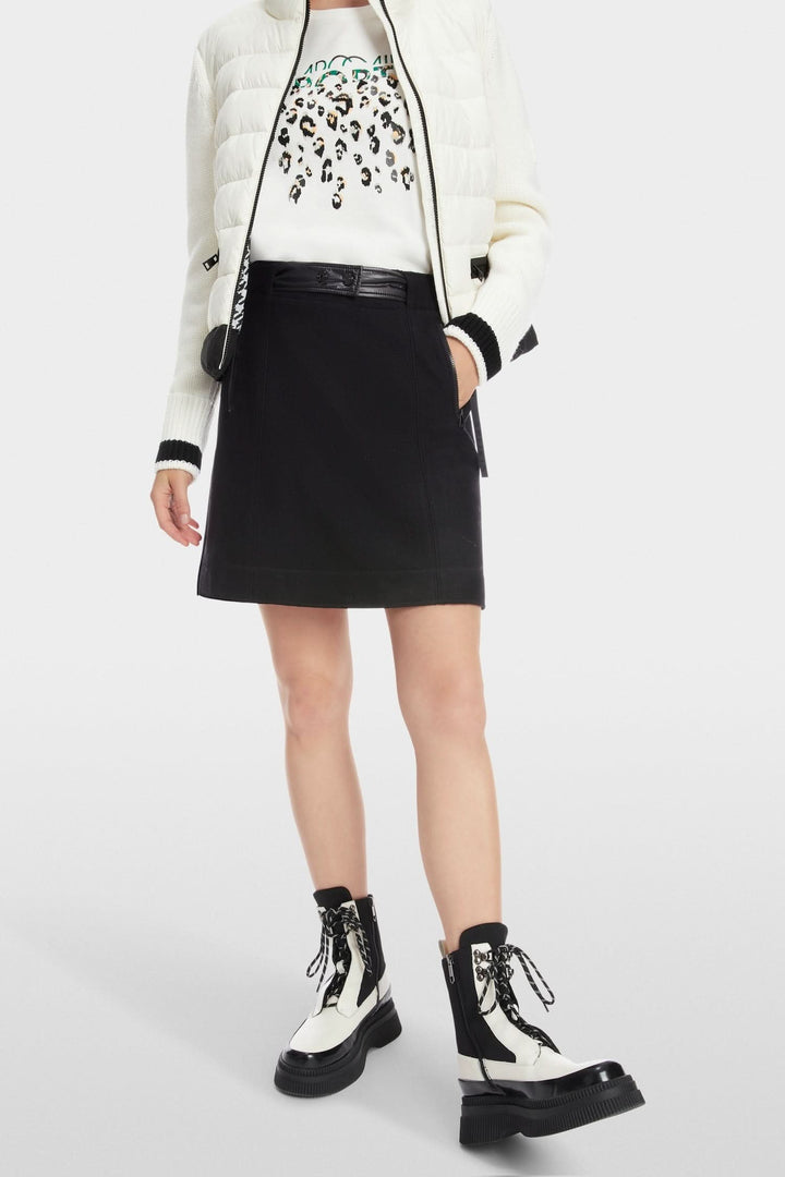 Mini-jupe en laine tricotée avec empiècements en nylon et bottes tendance, style moderne.