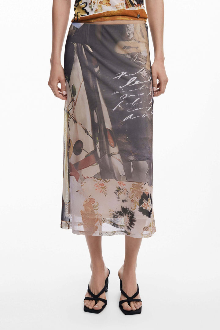 Jupe en tulle collage avec imprimé artistique, coupe longue fluide et taille élastique, apportant élégance et légèreté.