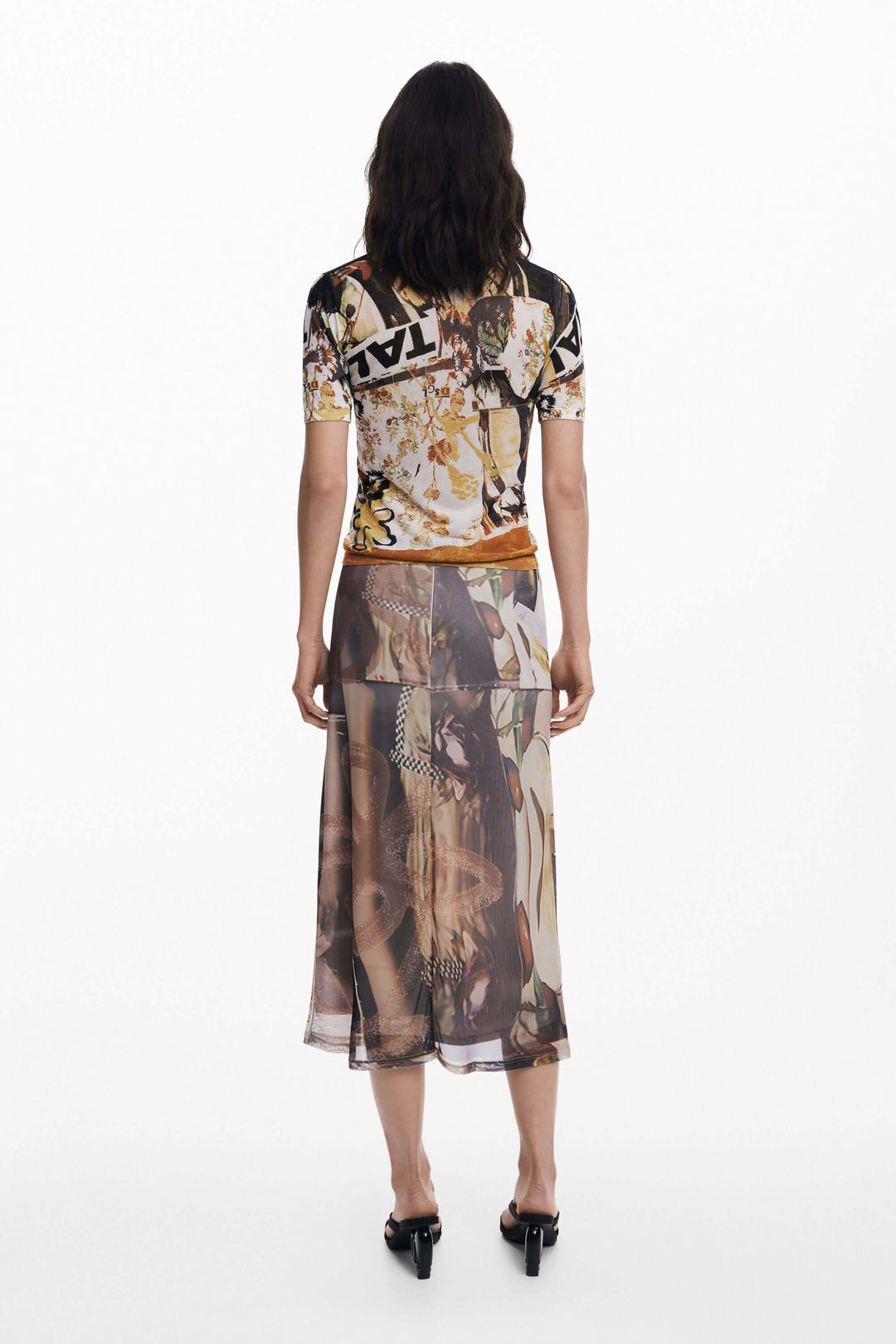 Jupe en tulle collage avec imprimé artistique et taille élastique, vue arrière. Élégante et légère pour un look contemporain.