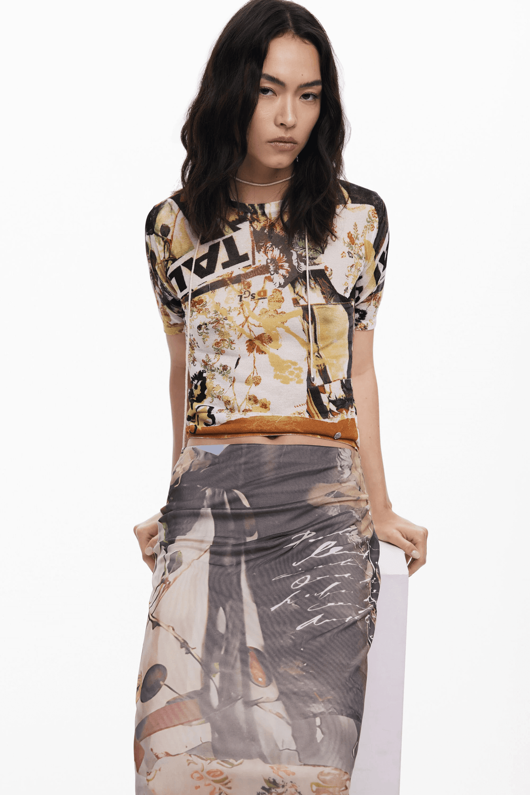 Jupe en tulle collage avec imprimé artistique et taille élastique, offrant élégance et légèreté, idéale pour un look contemporain.