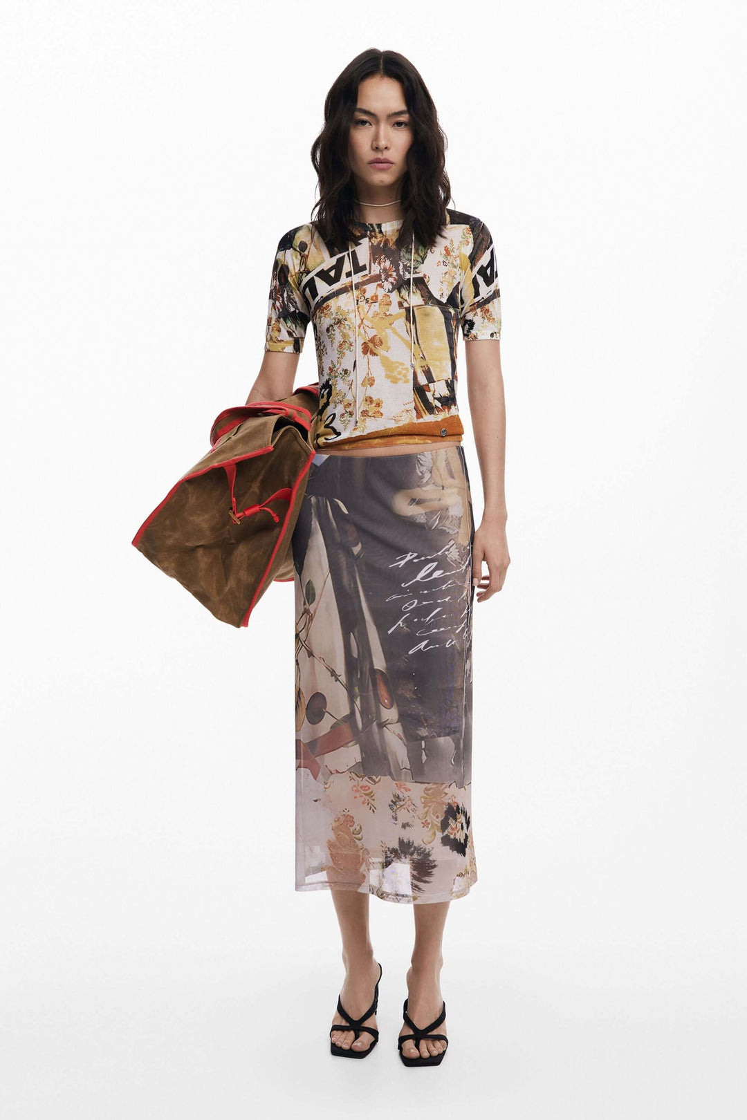 Jupe en tulle collage artistique avec imprimé abstrait et floral, coupe fluide et élégante, portée avec élégance pour un look moderne.