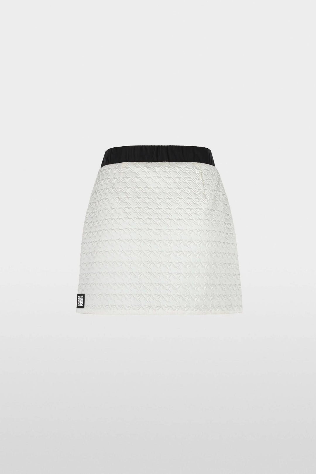 Mini-jupe matelassée blanche avec ceinture noire, poches zippées et fermeture éclair élégante.