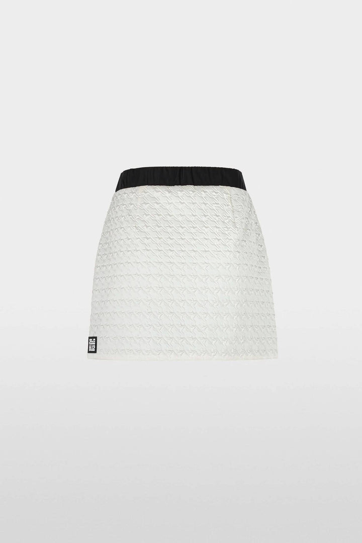 Mini-jupe matelassée blanche avec ceinture noire, poches zippées et fermeture éclair élégante.