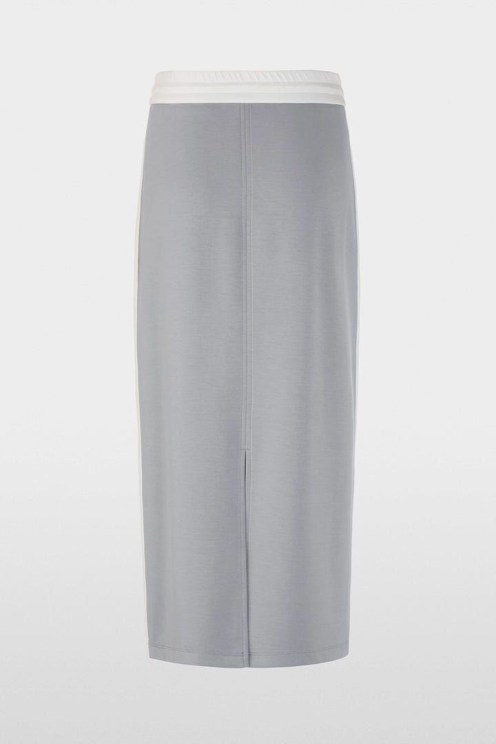 Jupe midi sportive grise avec taille élastique, poches, bandes contrastées et fente arrière pour plus de confort et mouvement.