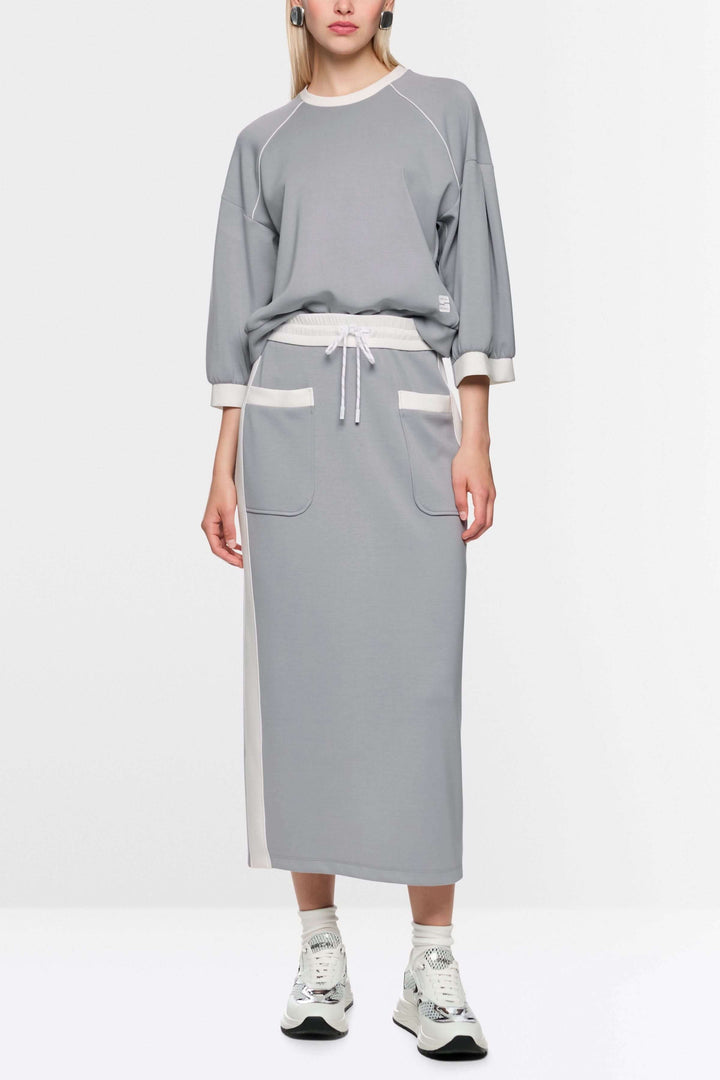 Jupe midi sportive grise avec bandes contrastées et poches, taille élastiquée et cordon, logo Marc Cain Sports, fente arrière.
