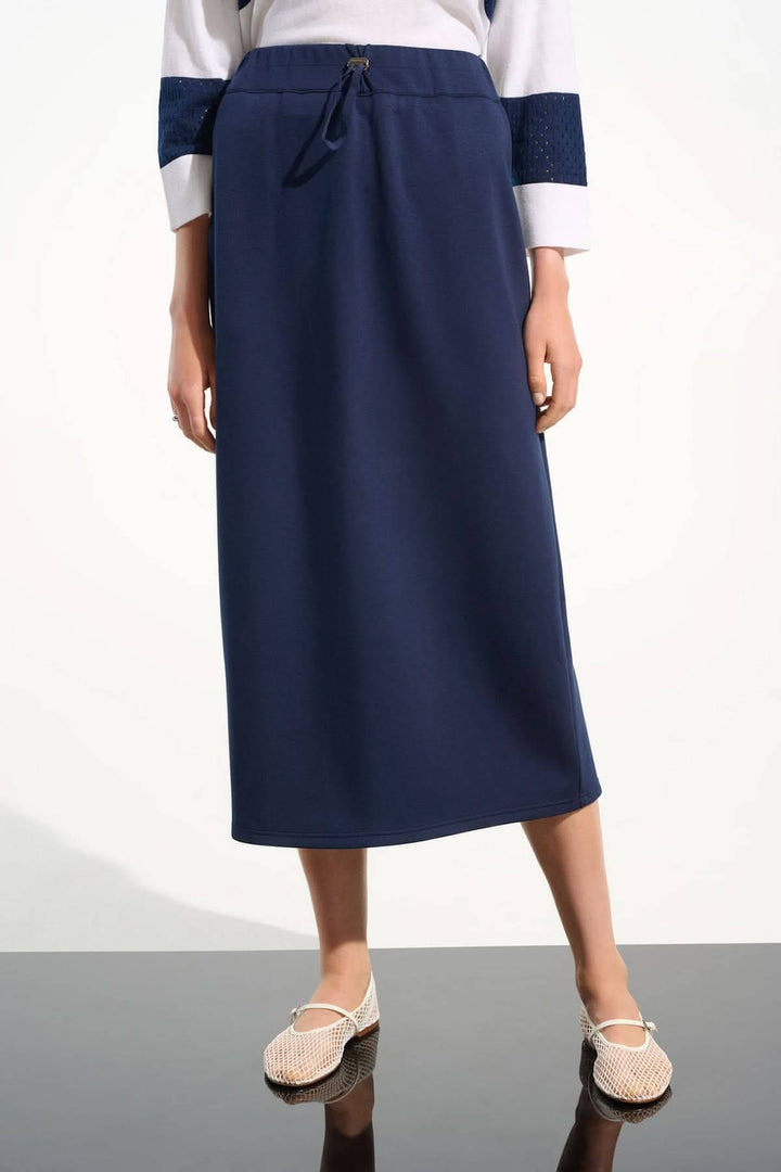 Jupe midi à taille coulissante bleu marine, coupe droite, longueur mi-mollet, taille élastique avec cordon ajustable, style décontracté.