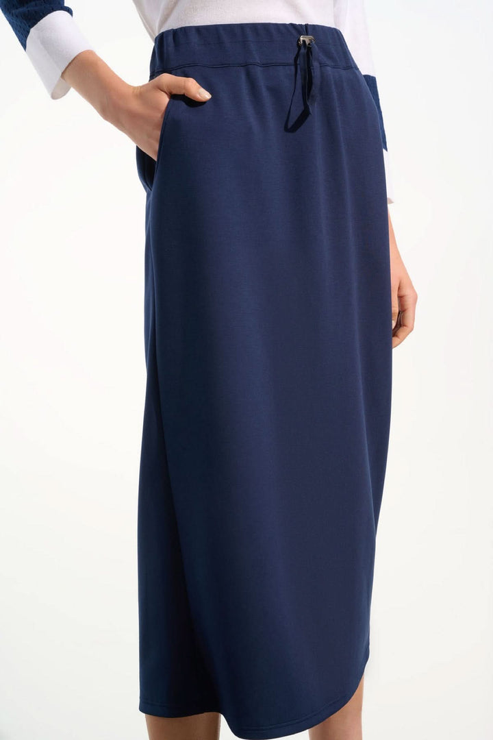 Jupe midi à taille coulissante en bleu avec longueur mi-mollet, cordon de serrage et poches, idéale pour un look moderne et décontracté.