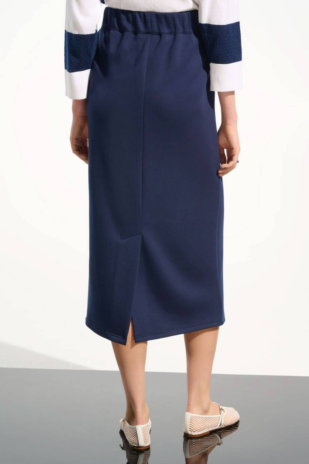 Vue arrière de la Jupe midi à taille coulissante avec fente, élégante et confortable, idéale pour un style décontracté-chic.