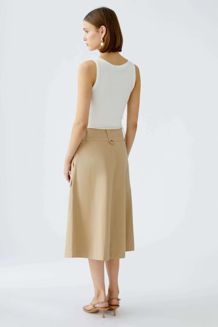 Jupe portefeuille en coupe trapèze, vue de dos, en sergé de coton beige, style safari, longueur midi.