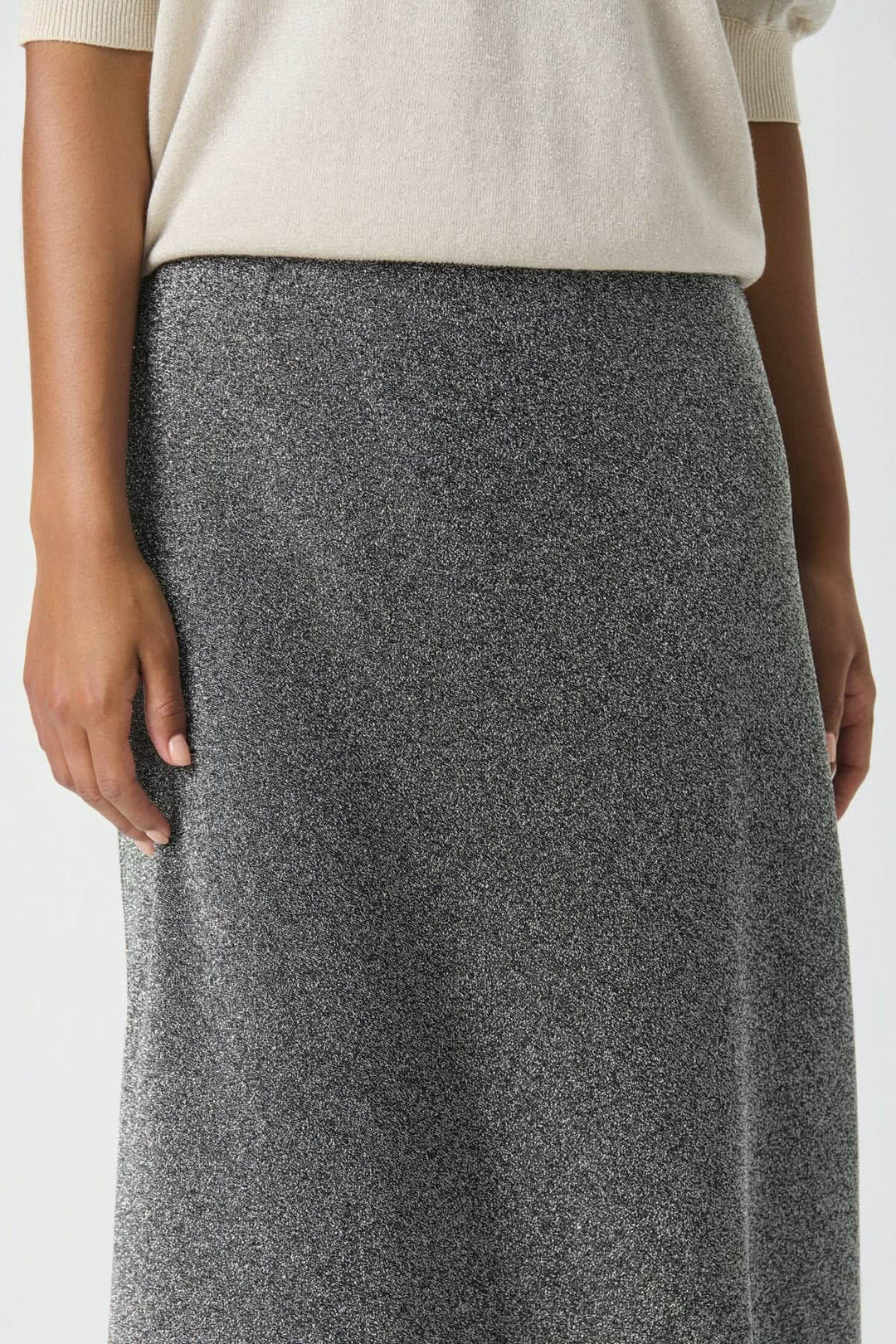 Femme portant la Jupe scintillante Viebe avec effet métallisé et coupe évasée, idéale pour les occasions festives.