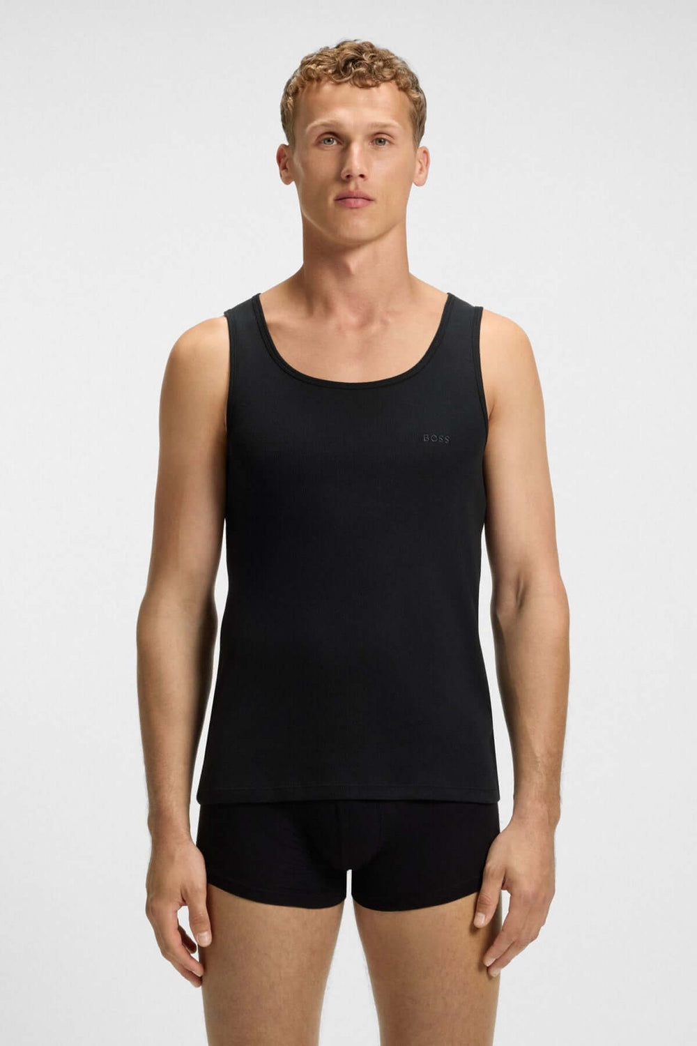 Débardeur noir BOSS pour homme, design épuré en coton doux, look ajusté et confortable.