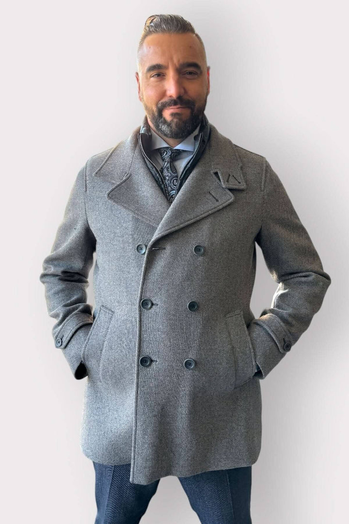 Homme portant un manteau caban doublé gris avec col à encoches et double boutonnage, élégant pour l&