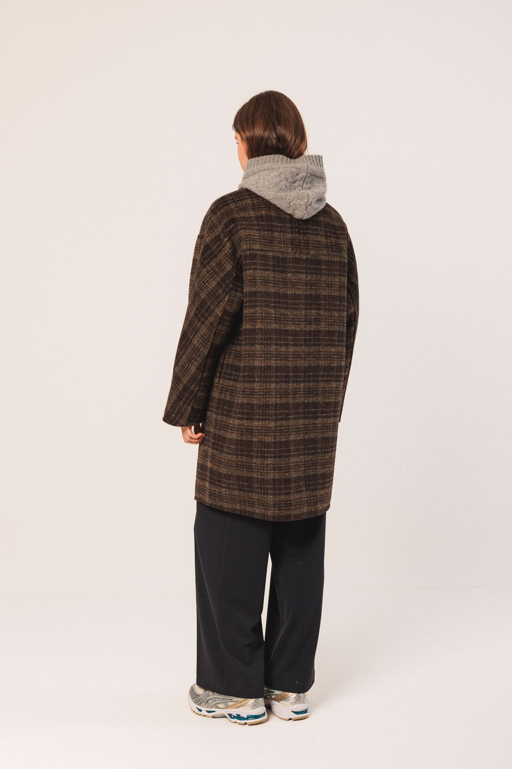 Manteau à carreaux oversize avec capuche, vue arrière, style moderne et confortable.