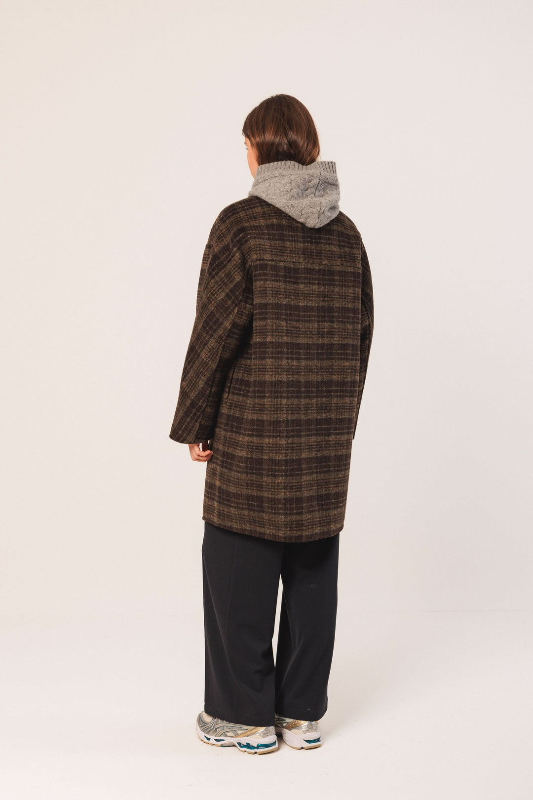 Manteau à carreaux oversize avec capuche, vue arrière, style moderne et confortable.